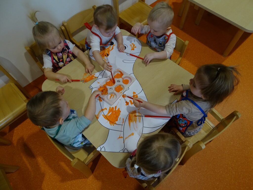 Dzieci malują przy stoliku
