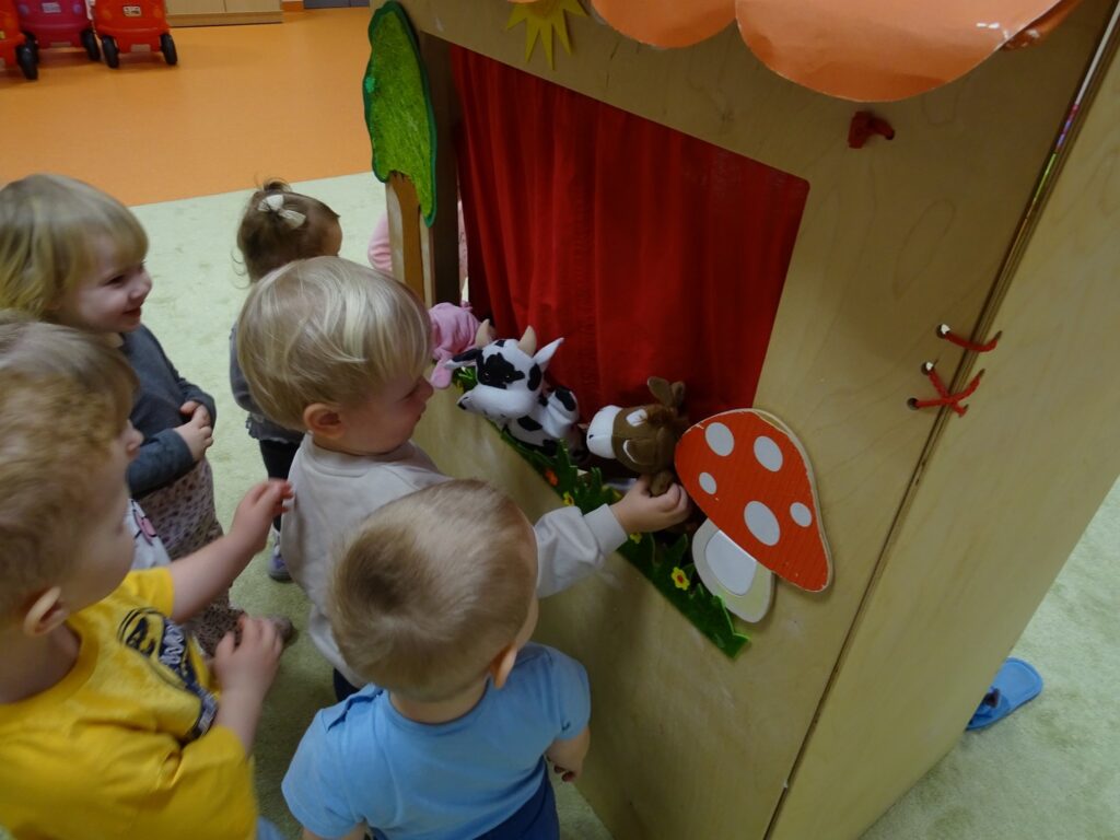 Dzieci przed teatrzykiem
