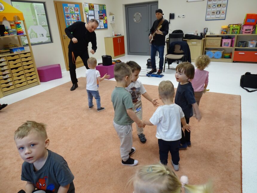 Dzieci tańczą w kółeczku