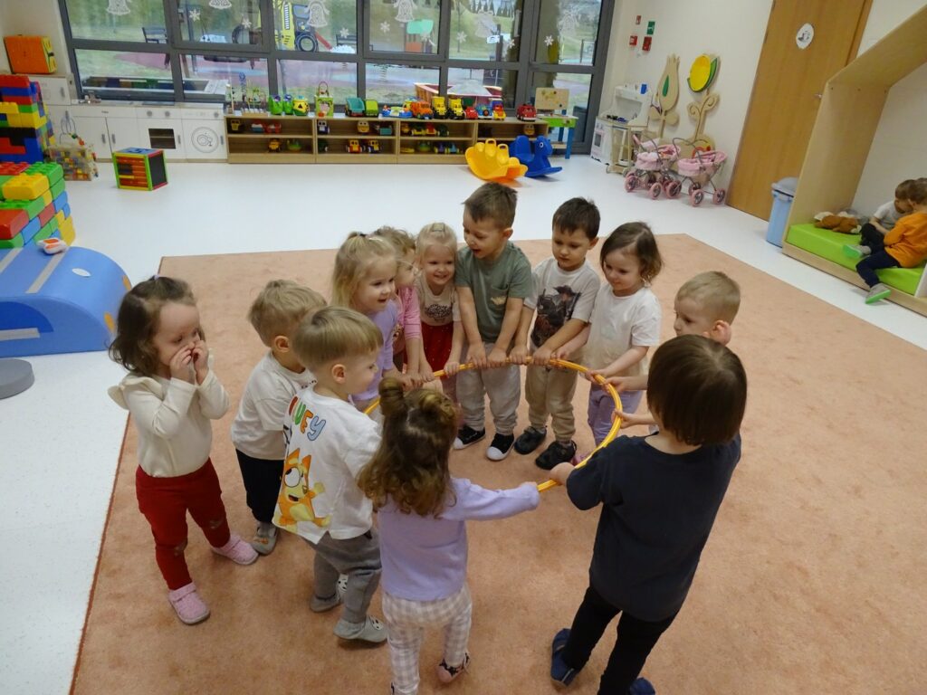 Dzieci trzymają koło