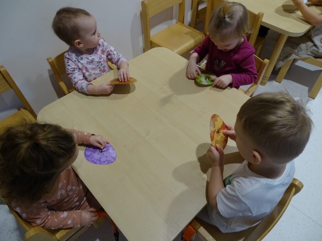 Dzieci wyrywają dinozaury z jajek