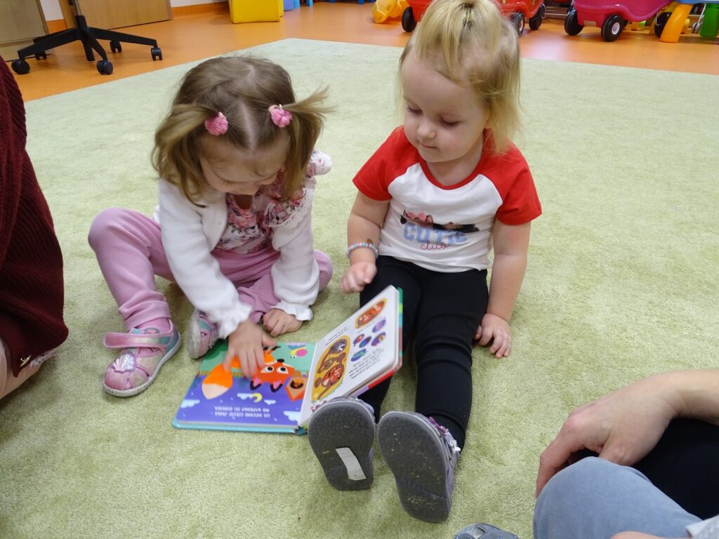 Dziewczynki oglądają książeczkę
