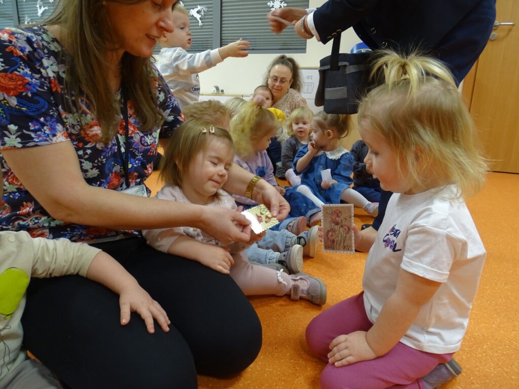 Opiekun pokazuje znaczek