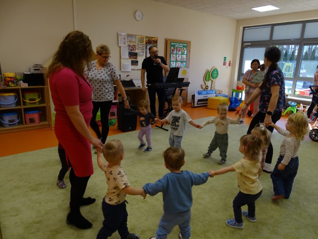Wszyscy robią duże koło