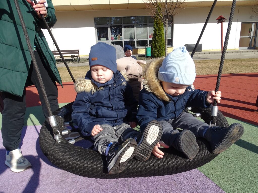 Chłopcy na huśtawce