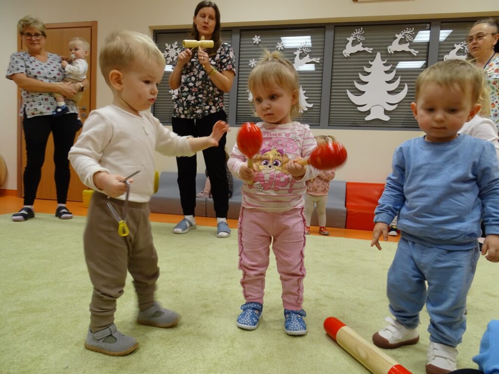 Dzieci grają na instrumentach