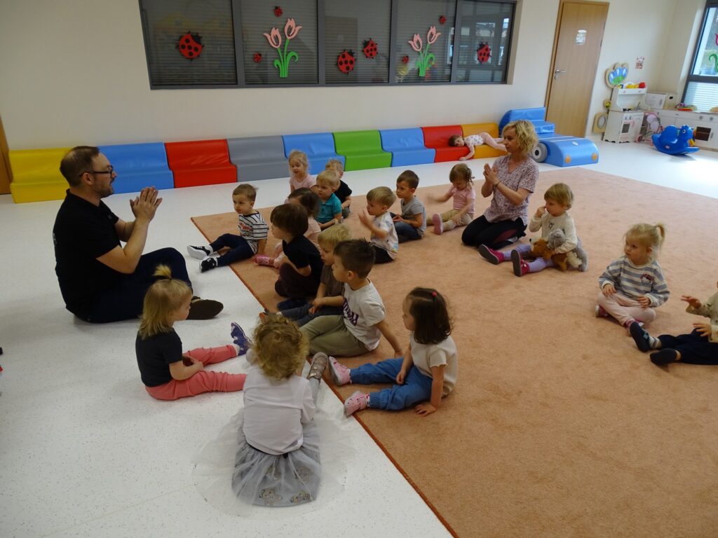 Dzieci klaszczą w rączki