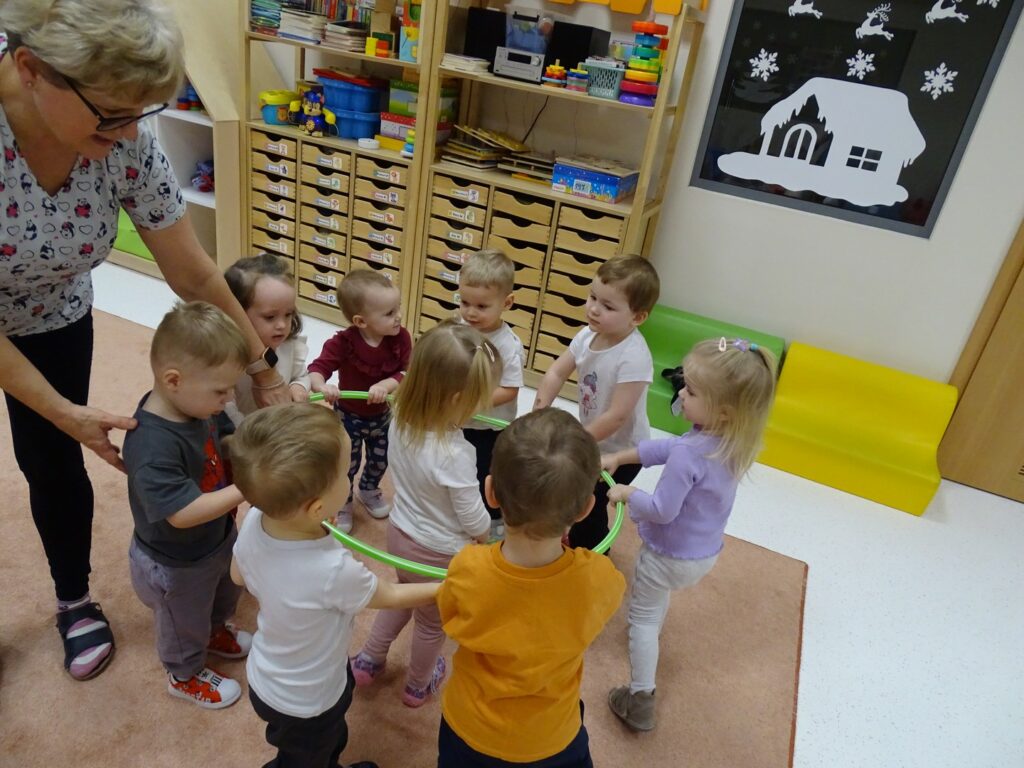 Dzieci kręcą się w kółku