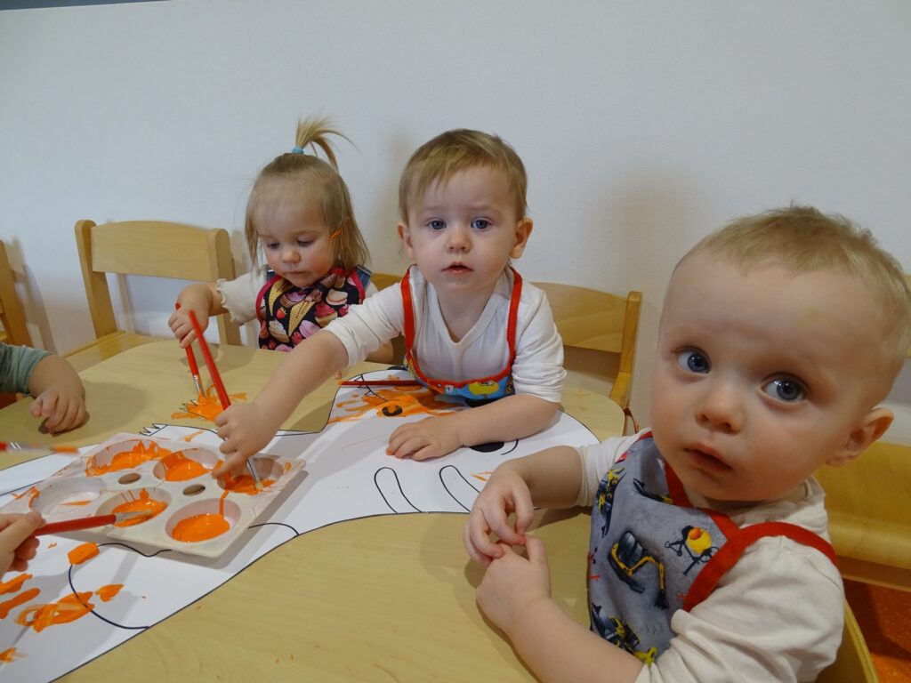 Dzieci malują na pomarańczowo