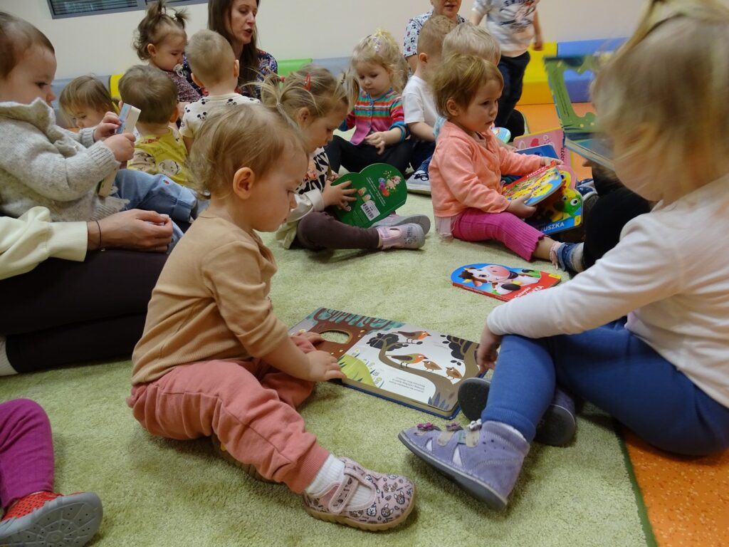 Dzieci oglądają książeczkę
