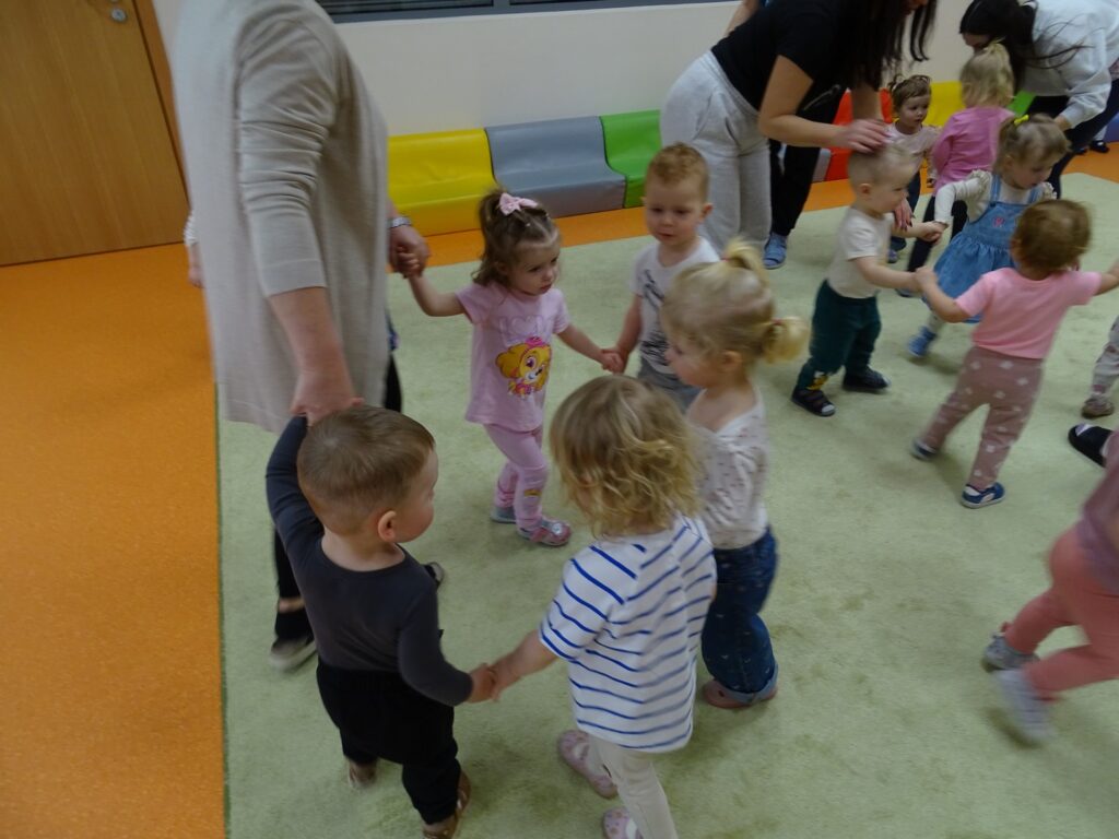 Dzieci tańczą w kółeczkach
