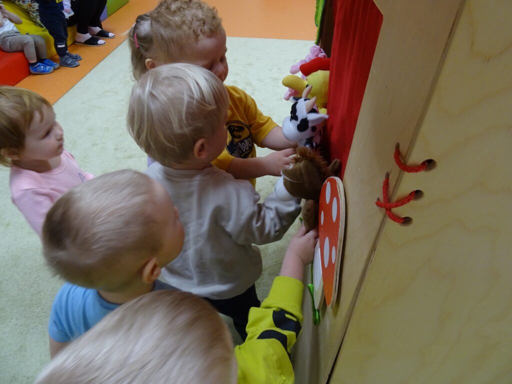 Dzieci witają się z kukiełkami