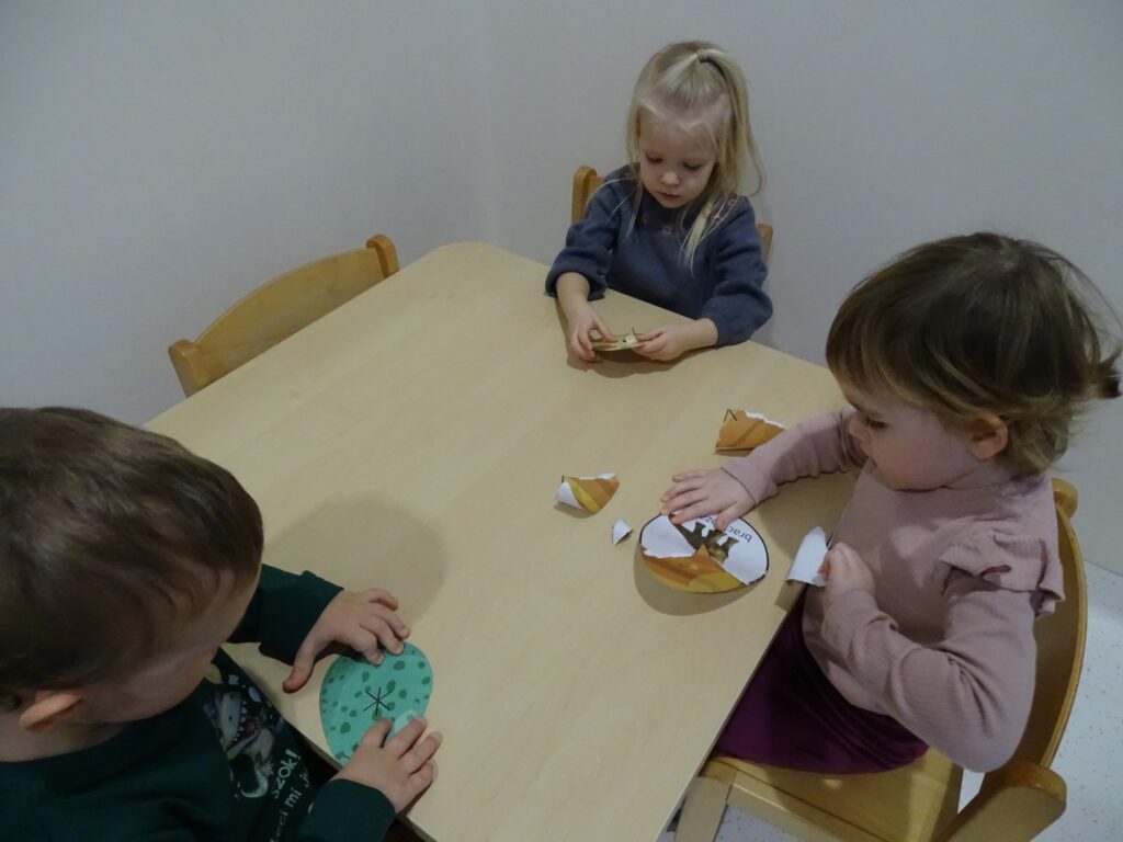 Dzieci wykonują pracę plastyczną