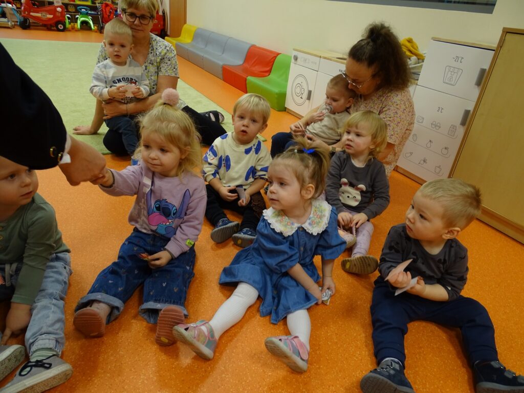 Dziewczynka odbiera znaczek