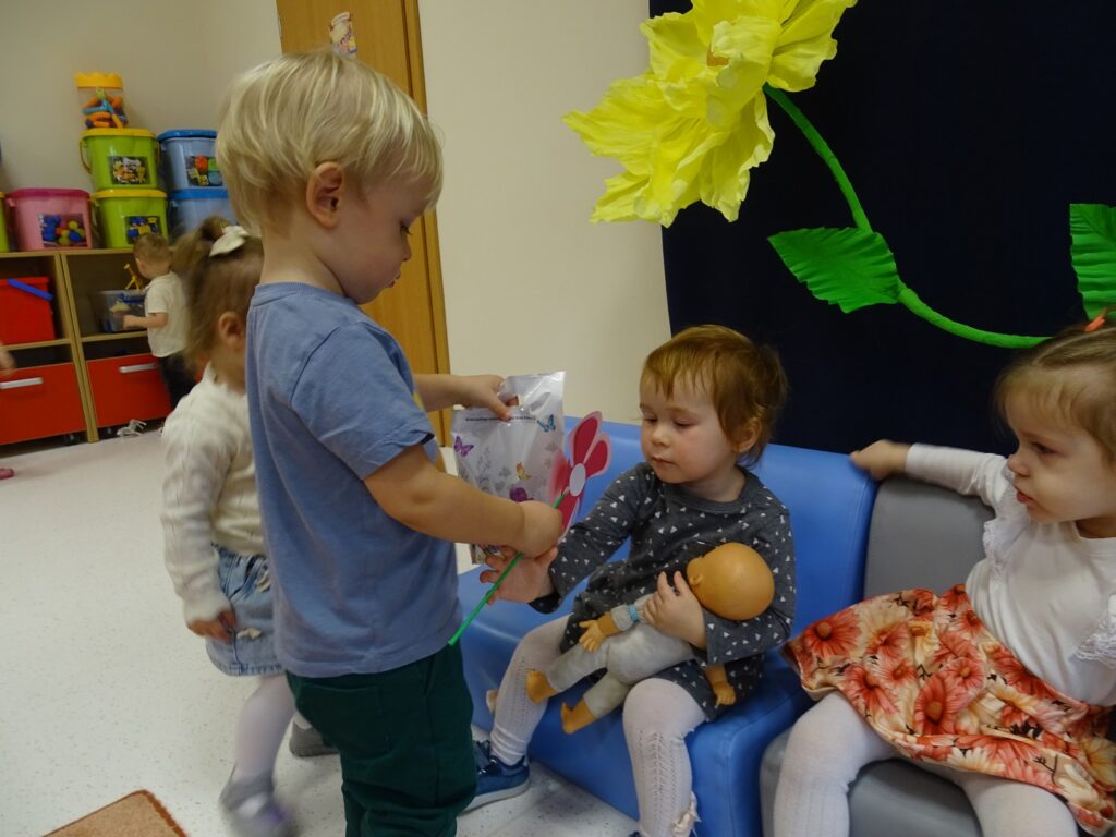 Dziewczynki otrzymują prezenty