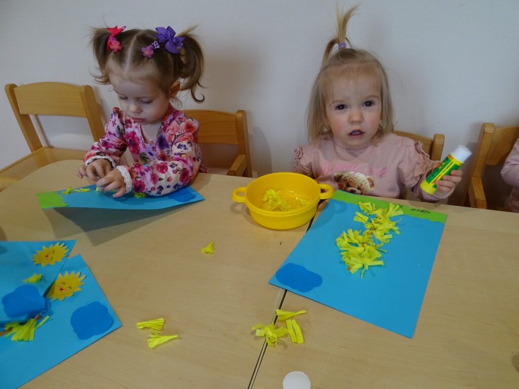 Dziewczynki wykonują pracę plastyczną