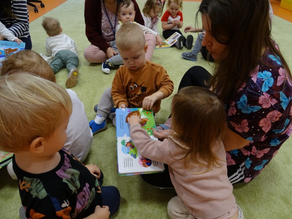 Opiekun czyta książeczkę