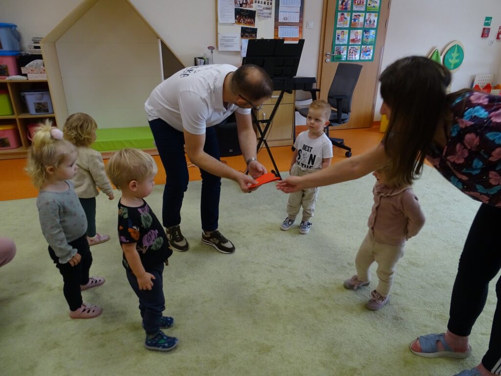 Opiekunka podaje serce Panu Arkowi