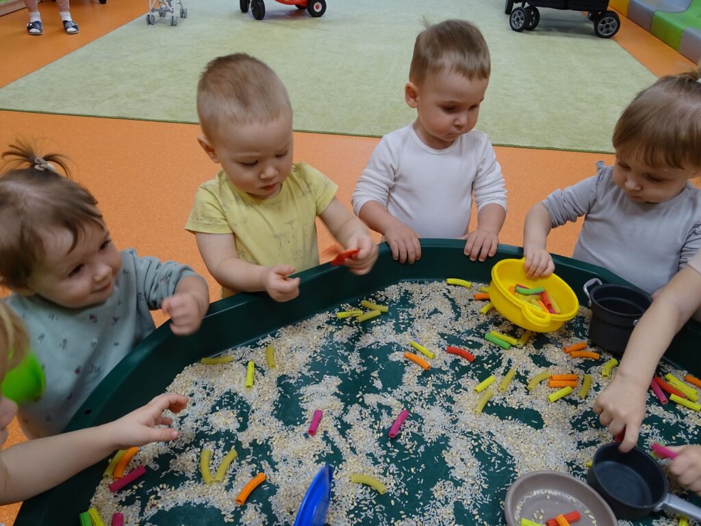 Zabawa z makaronem i ryżem
