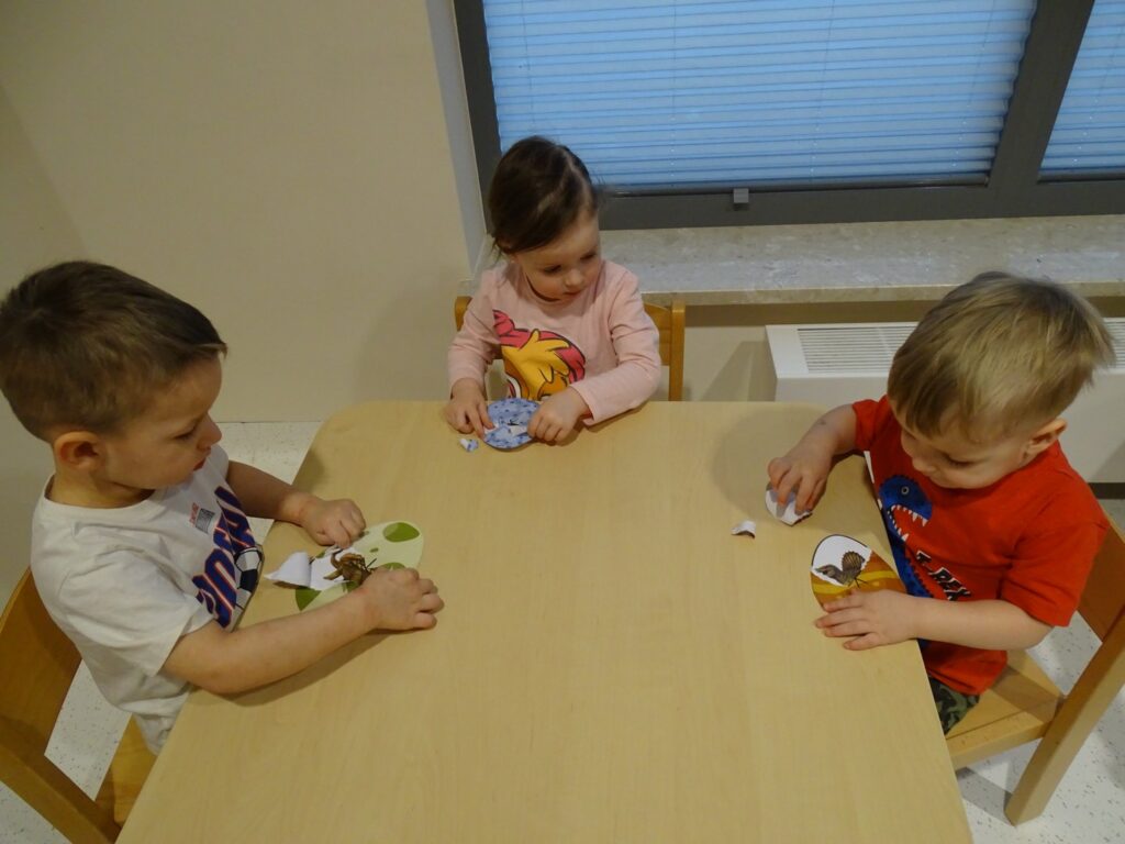 Chłopcy wydzierają jajka dinozaurów