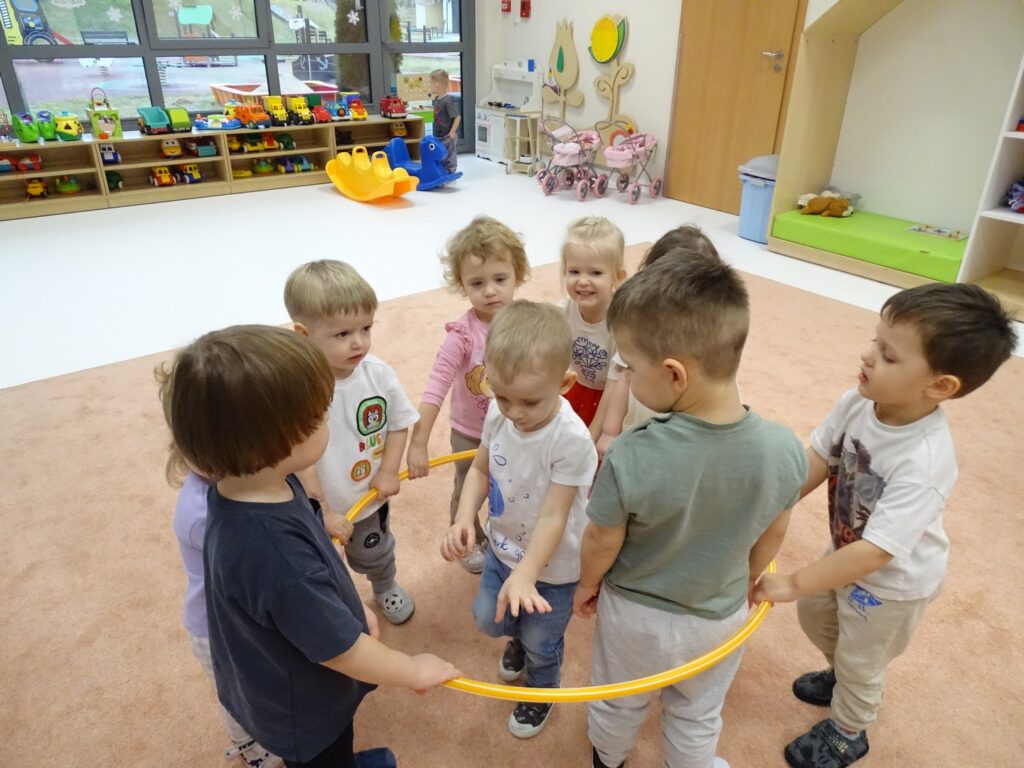 Chłopczyk kręci się w kółku