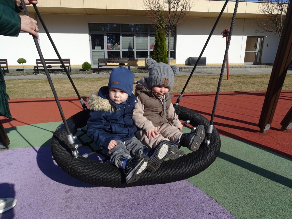 Dwóch chłopców na huśtawce