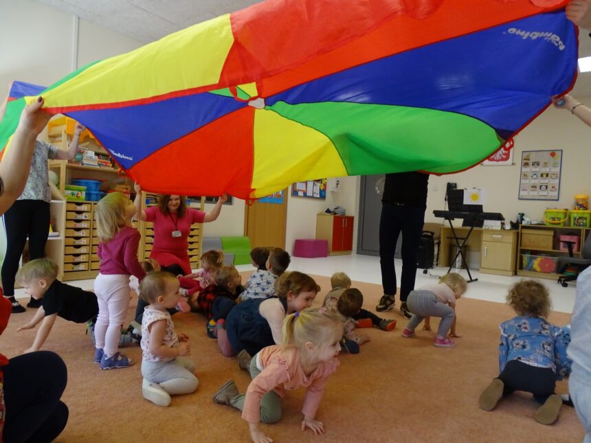 Dzieci chodzą na czterech pod chustą animacyjną