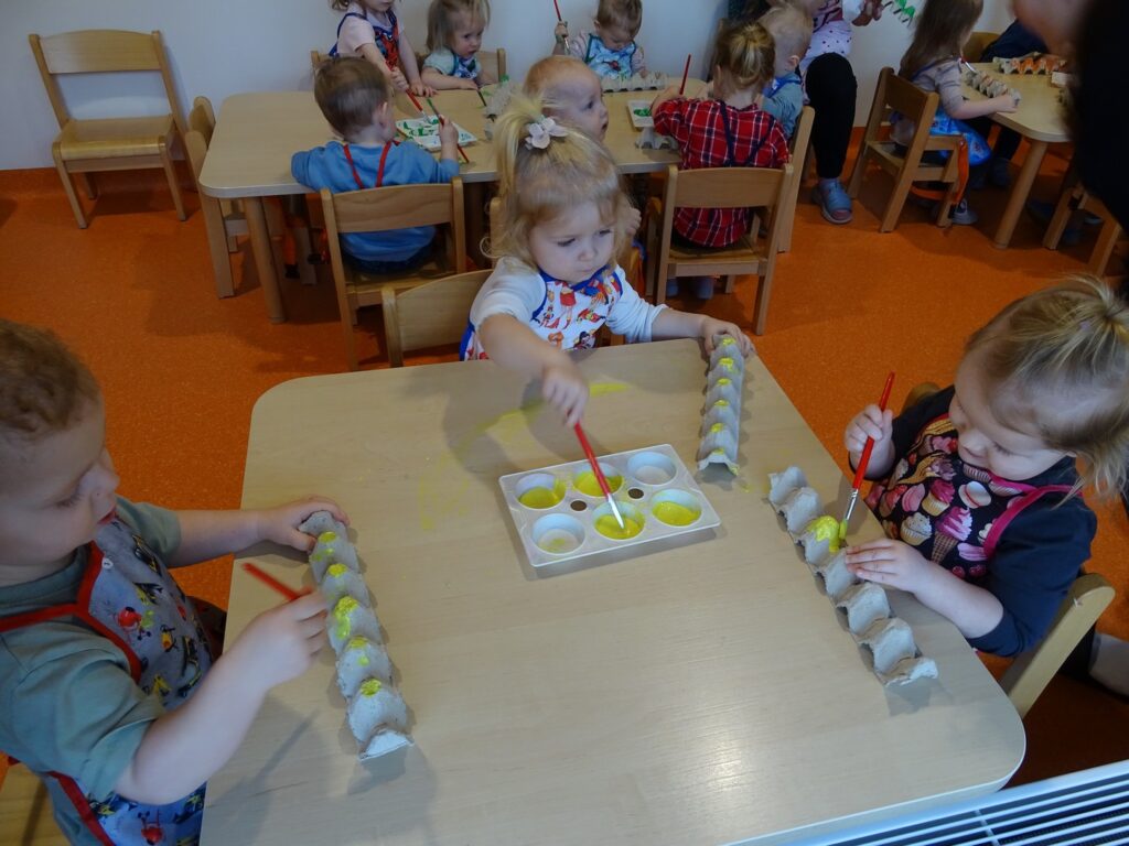 Dzieci pracują przy stoliku