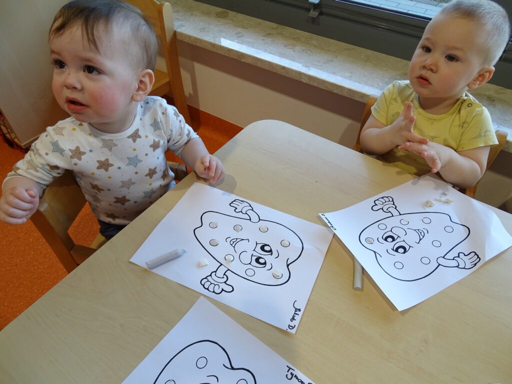 Dzieci wyklejają pracę