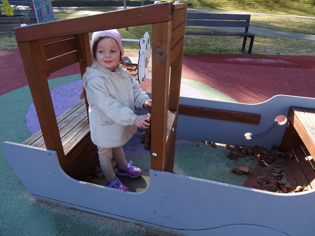 Dziewczynka bawi się w łódce