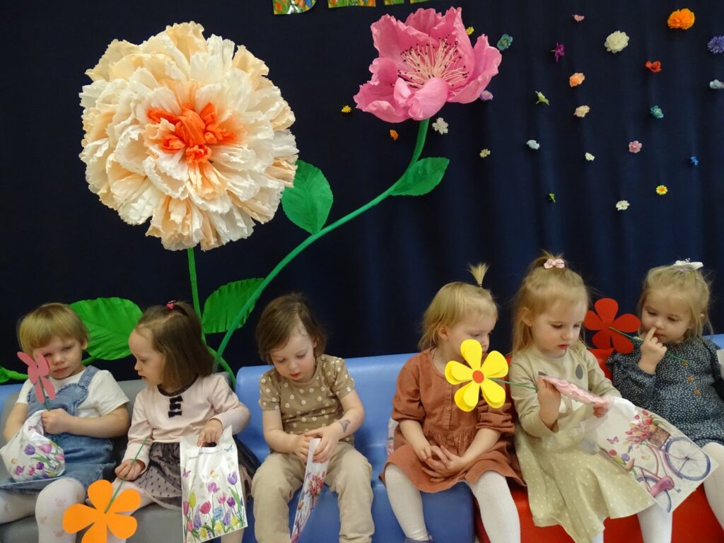 Dziewczynki pozują do zdjęcia