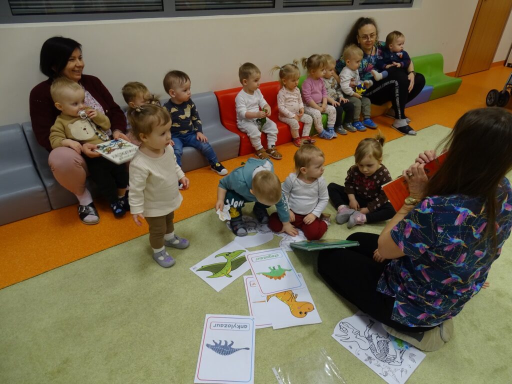 Opiekun przedstawia karty