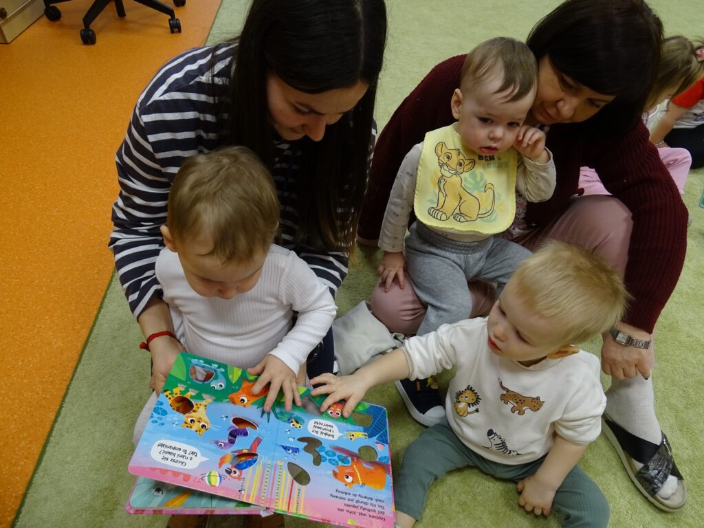 Opiekunowie czytają dzieciom