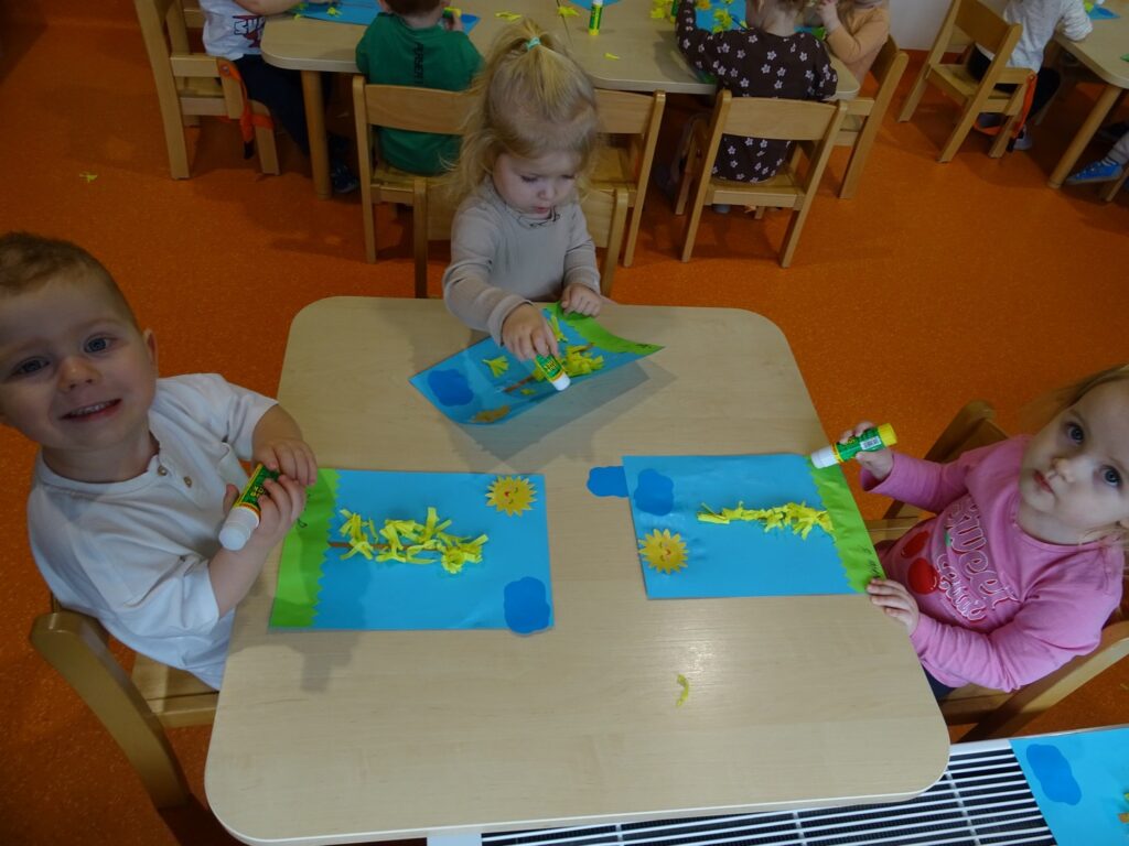 Praca plastyczna na niebieskich kartkach