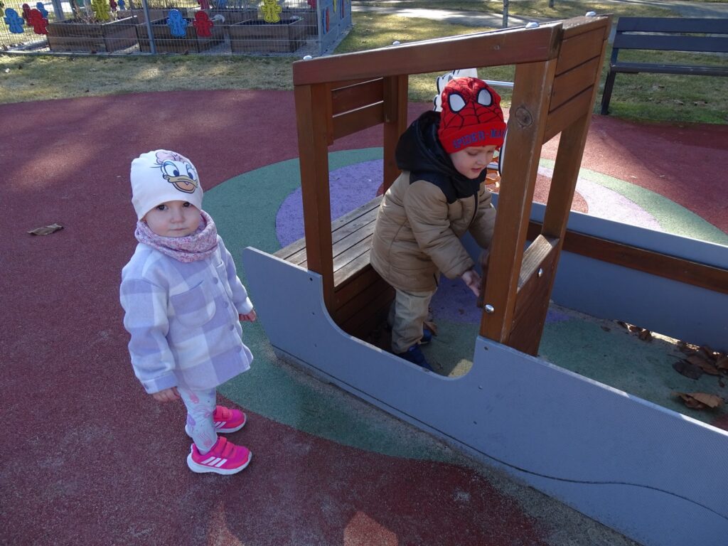 Dzieci bawią się w łódce