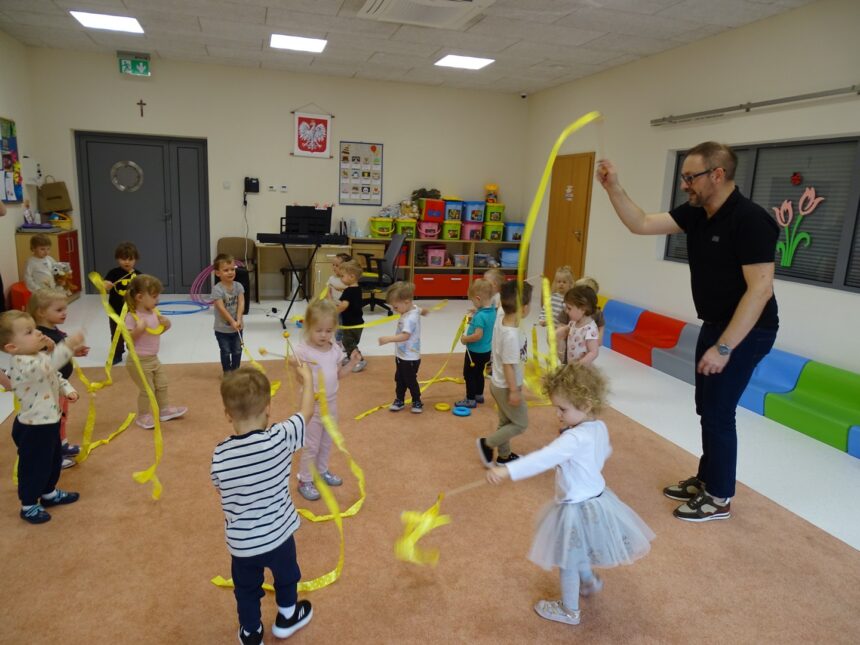 Dzieci bawią się wstęgami