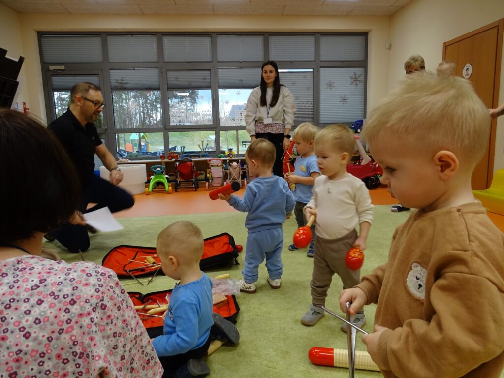 Dzieci grają na rytmice