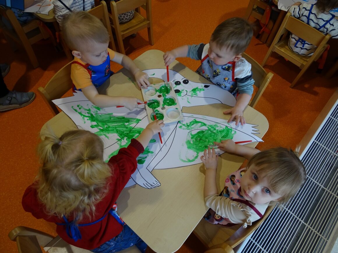 Dzieci malują farbami