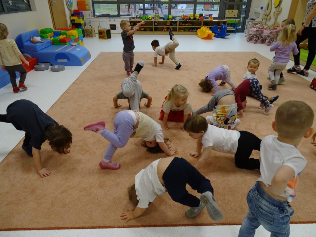 Dzieci podnoszą nóżkę do góry