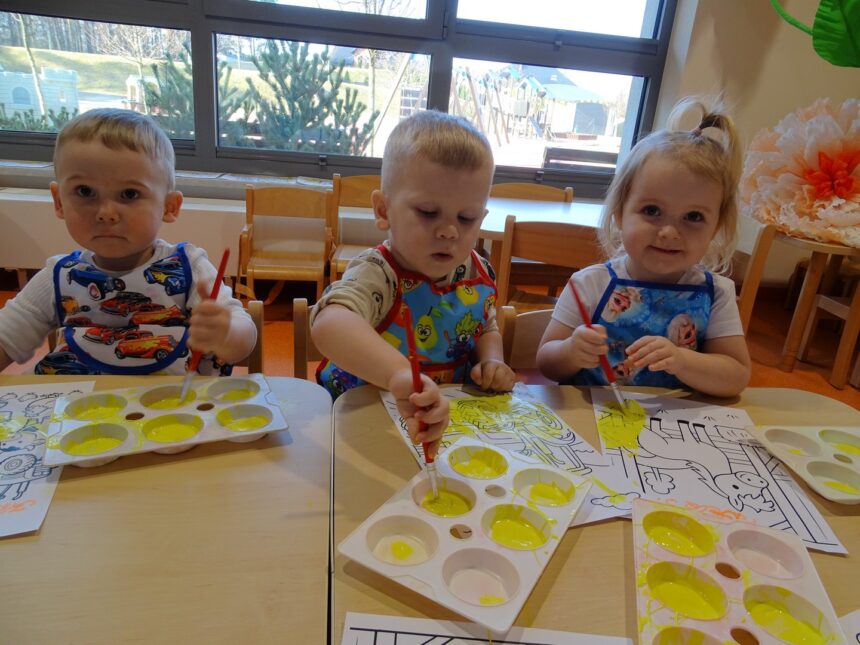 Dzieci pracują przy stolikach