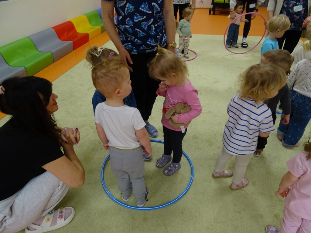 Dzieci stoją w kole