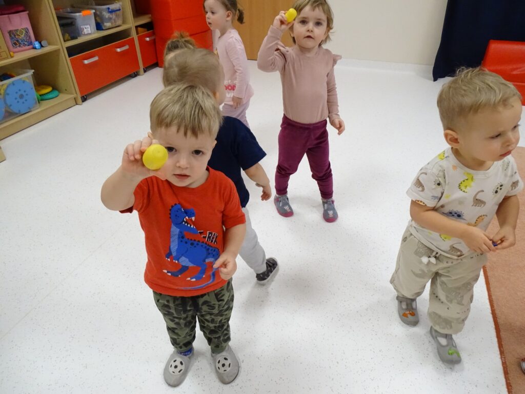 Dzieci szukają jajek dinozaurów