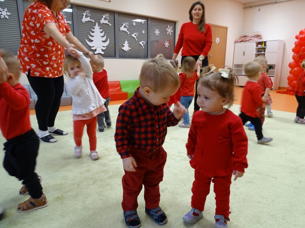 Dzieci tańczą