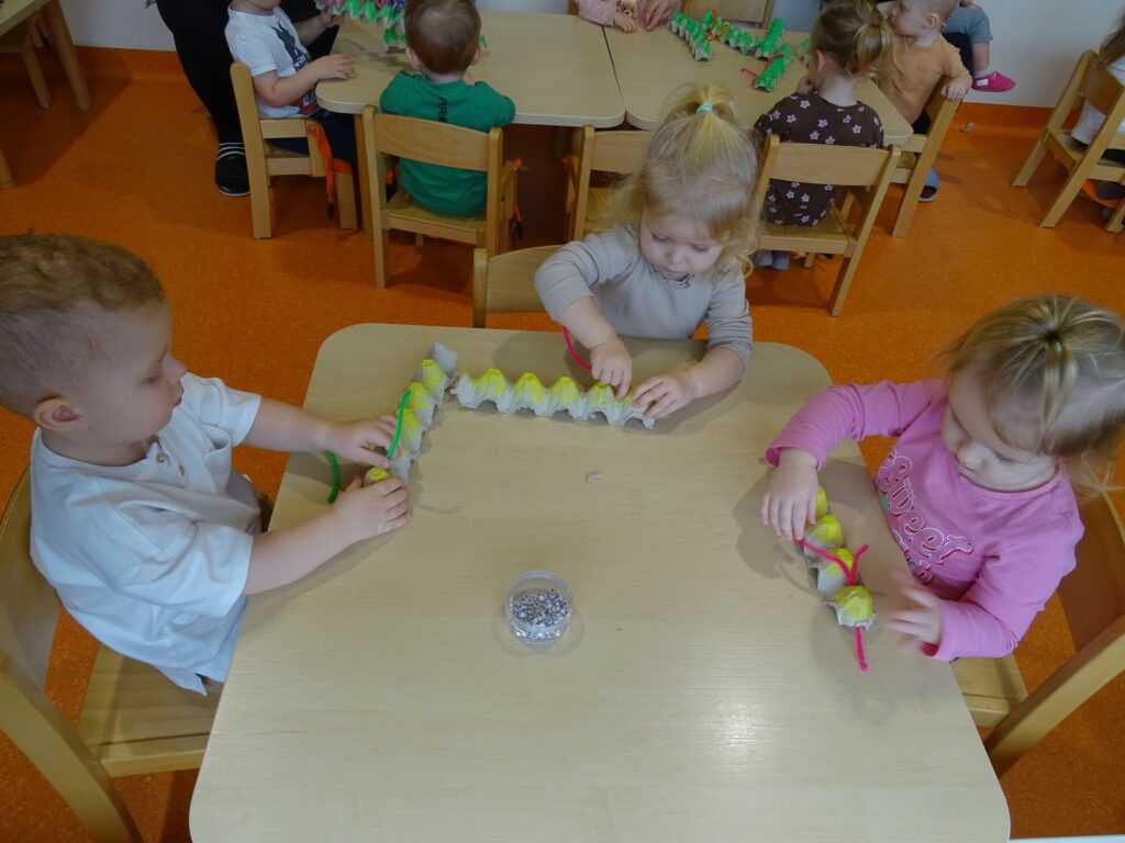 Dzieci wykonują dżdżownicę