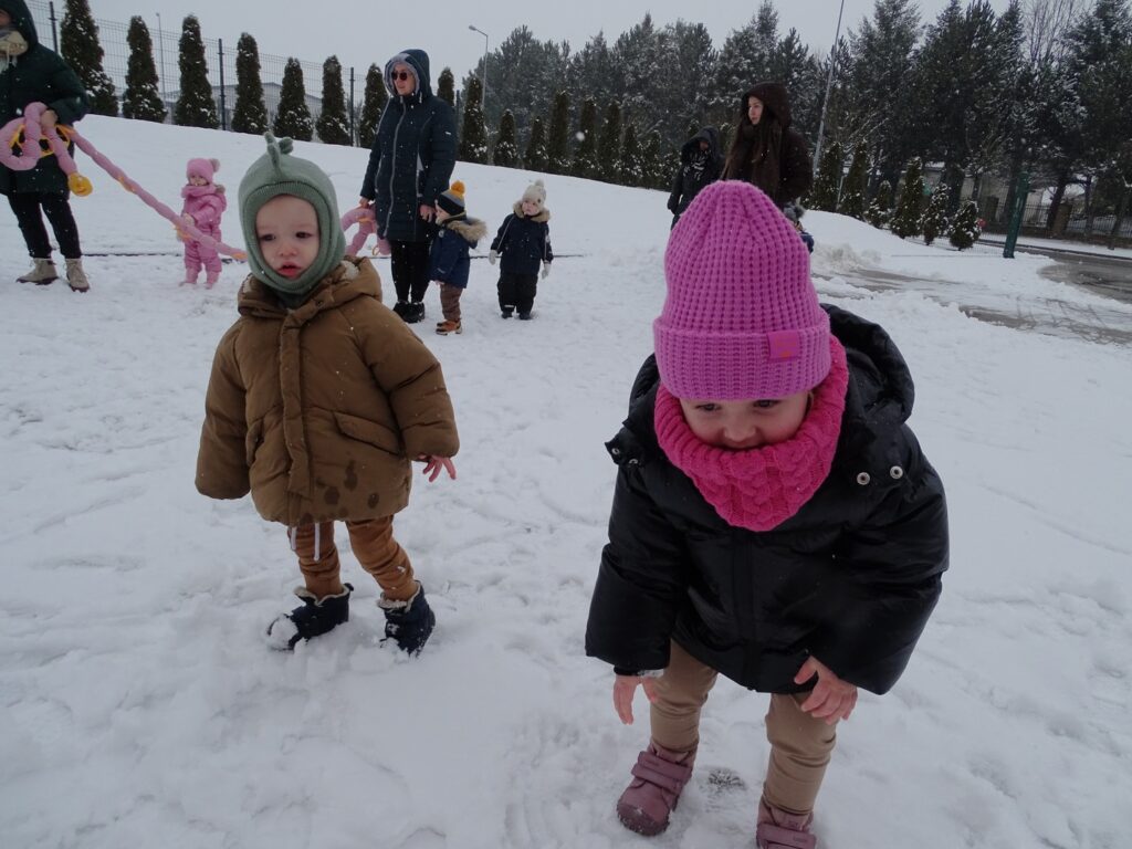 Dziewczynka bawi się śniegiem