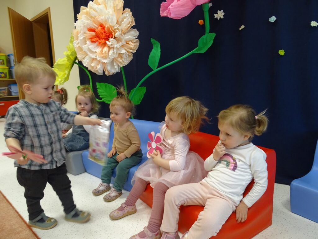 Dziewczynki czekają na prezent