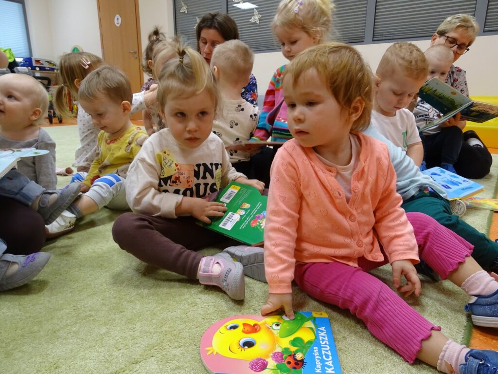 Dziewczynki trzymają książeczki