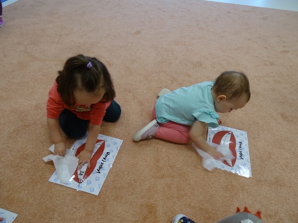 Dziewczynki wycierają ząbki