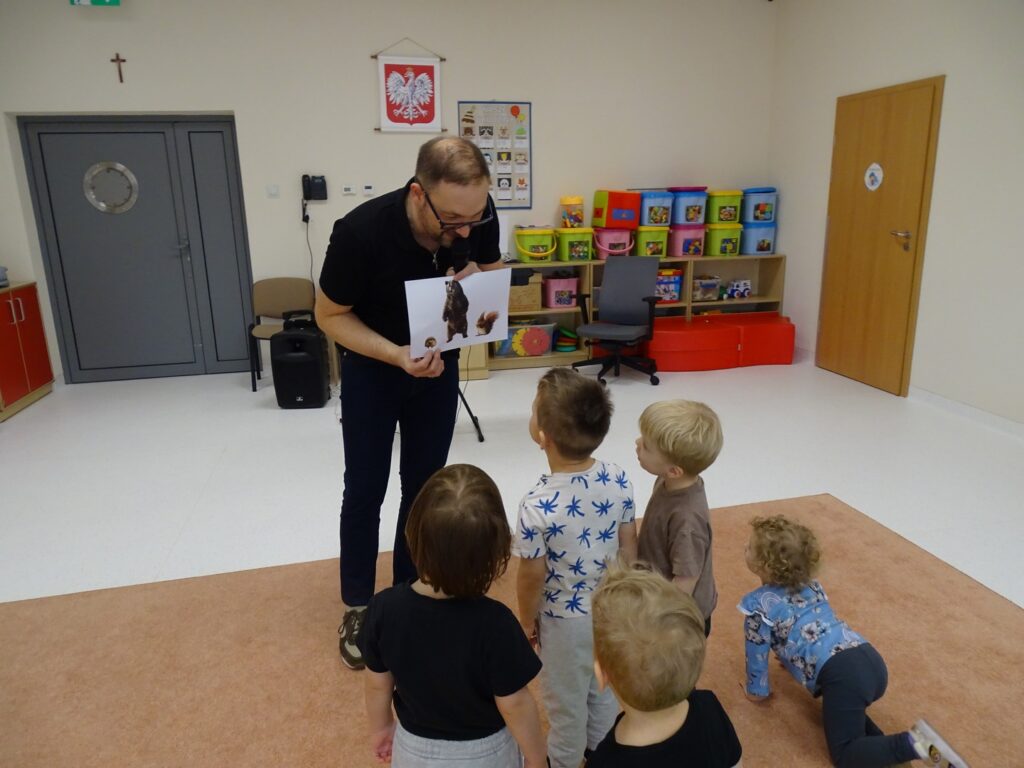 Pan pokazuje zdjęcie leśnych zwierząt