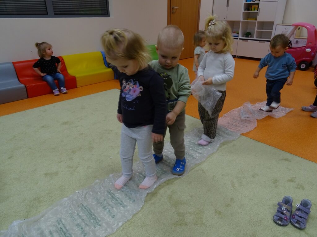 Sensoryczna zabawa na dywanie